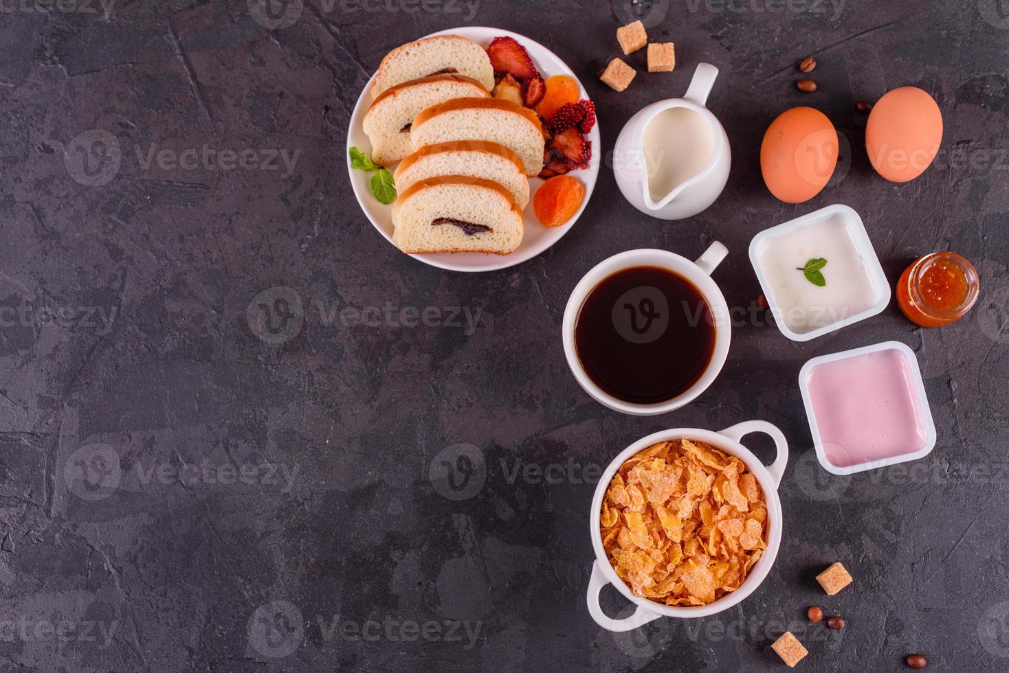 leckeres und nahrhaftes Frühstück mit Müsli, Müsli und Nüssen. gesundes Essen foto