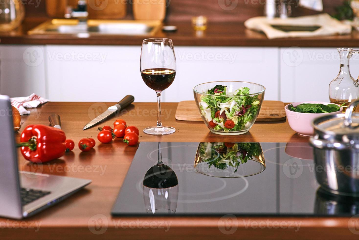 Kochprozess in der Küche - Topf, Gemüse auf dem Tisch. foto