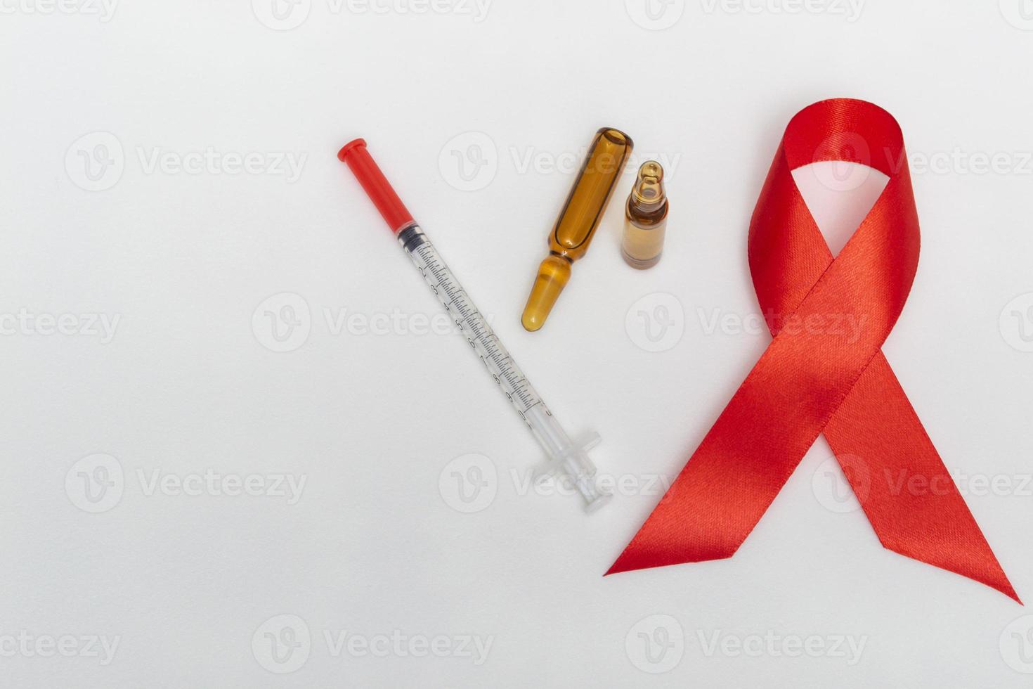 Medizinisches Konzept Dezember Welt-Aids-Tag. Bürokratie, Ampullen Medizin und Spritze auf weißem Hintergrund. Safer-Sex-Konzept. Nahaufnahme foto