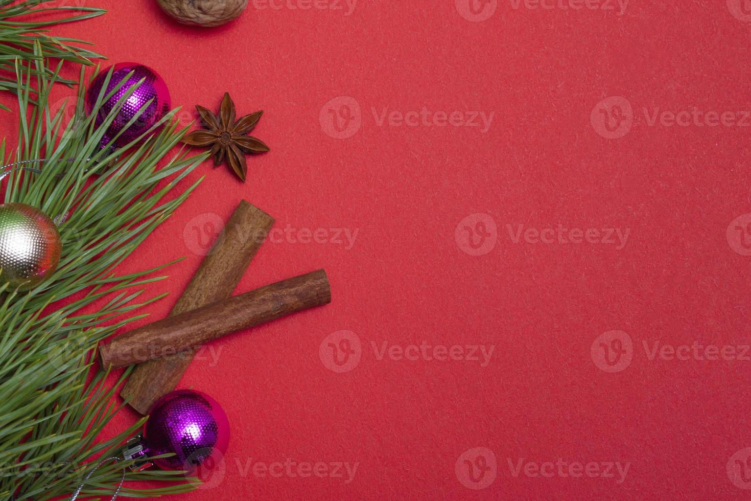 festliche Karte mit Kopienraum mit Weihnachtselementen auf farbigem Hintergrund. Weihnachtsverpackung, Hintergrund. Walnuss, getrocknete Orange, Zimt, Sternanis. foto