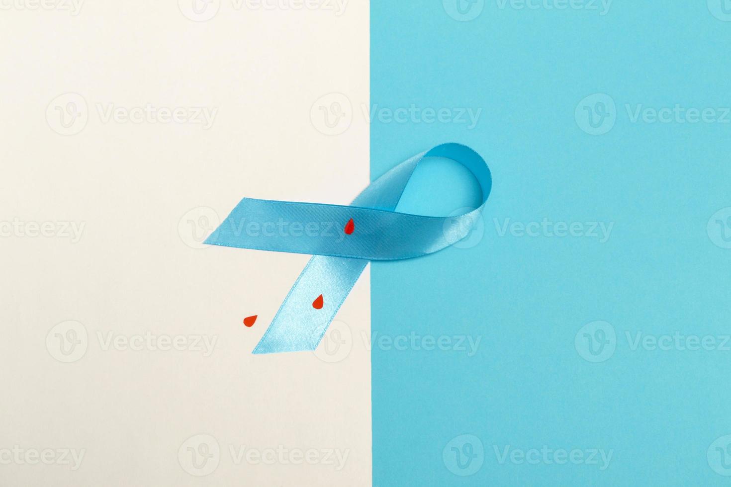 Weltdiabetestag. blaues Band auf weißem und blauem Hintergrund medizinische Gesundheitsschablone. foto