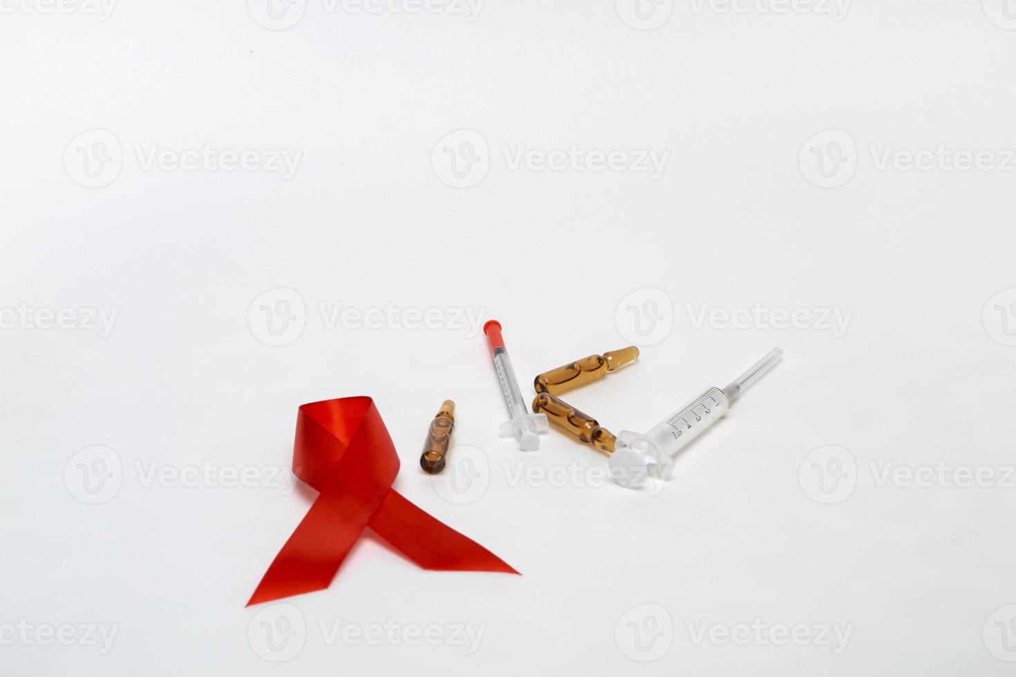 Medizinisches Konzept Dezember Welt-Aids-Tag. Bürokratie, Ampullen Medizin und Spritze auf weißem Hintergrund. Safer Sex foto