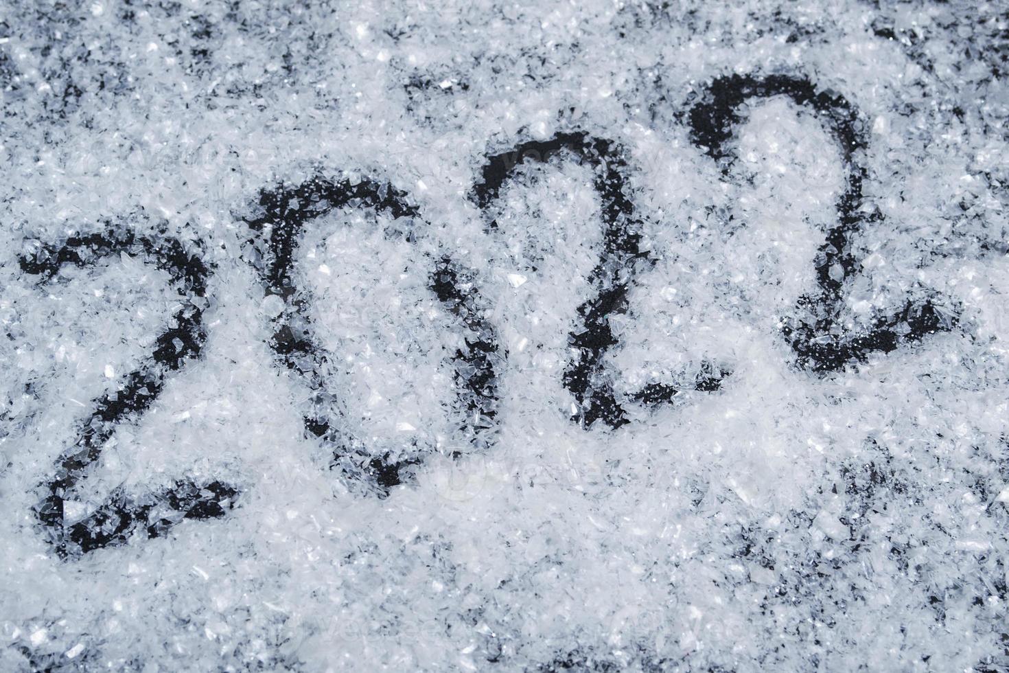 neues jahr weihnachten hintergrund 2022 aus schnee hautnah mit kopienraum. foto