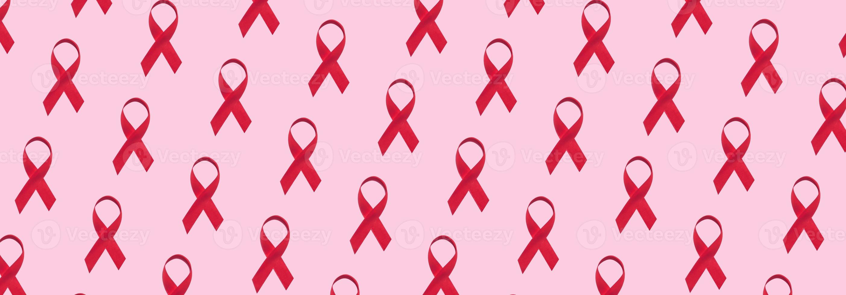 Banner mit roten Bändern Mustersymbol des Welt-Aids-Tages auf rosa Hintergrund foto