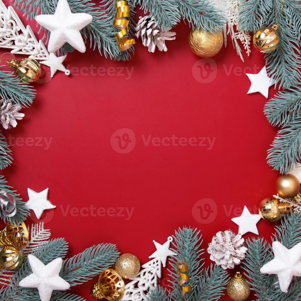 Rahmen aus Weihnachtsschmuck auf rotem Hintergrund mit Kopierraum foto