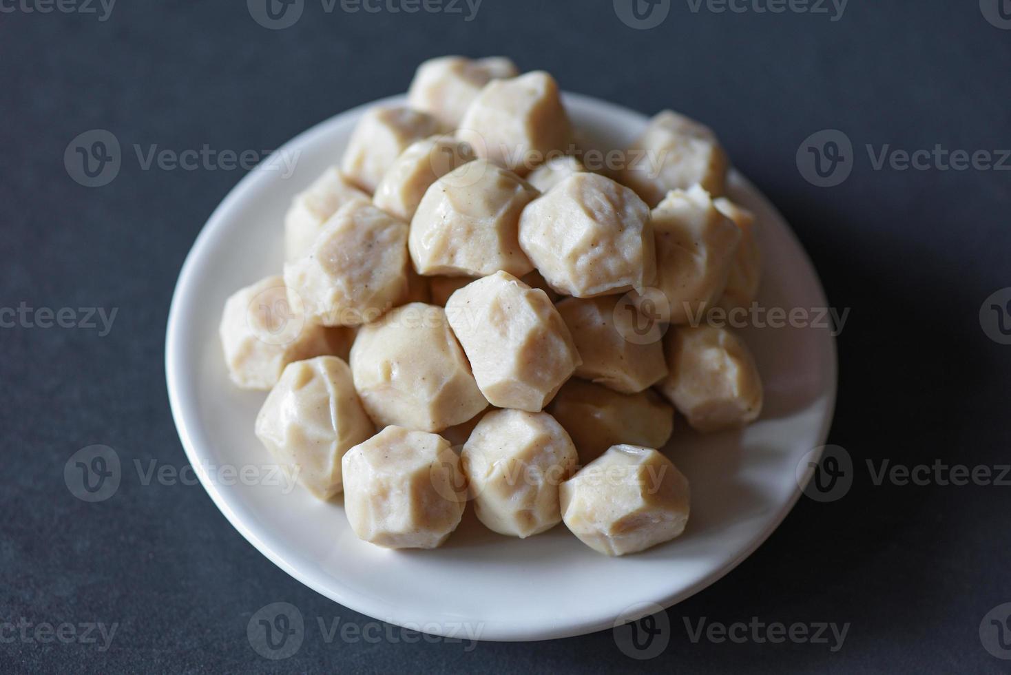 Fleischbällchen auf weißem Teller auf dunklem Hintergrund, Fleischbällchen mit Schweinefleisch und Zutat für gekochtes asiatisches thailändisches Essen. foto