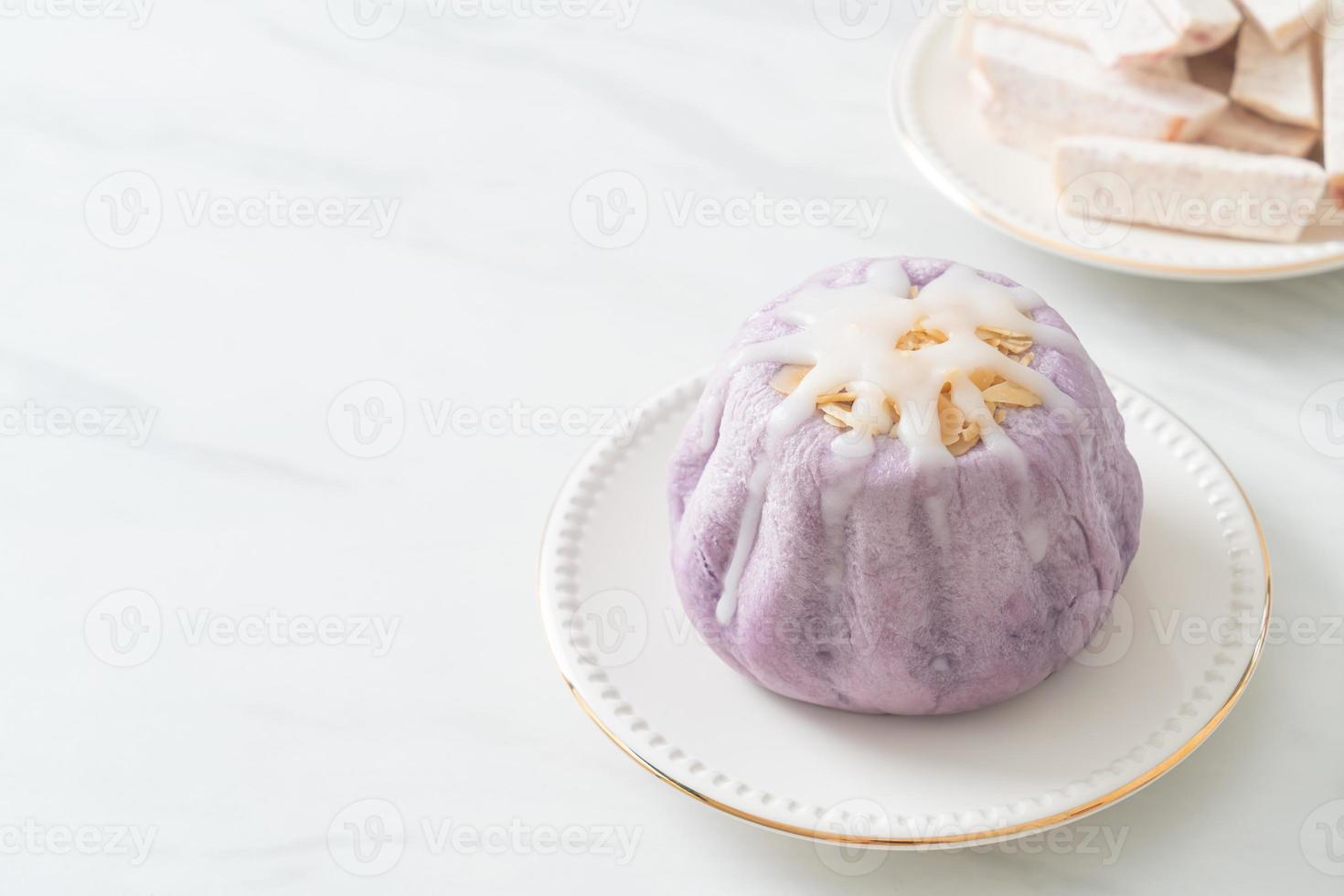 Taro-Brötchen mit weißer Zuckercreme und Nuss foto