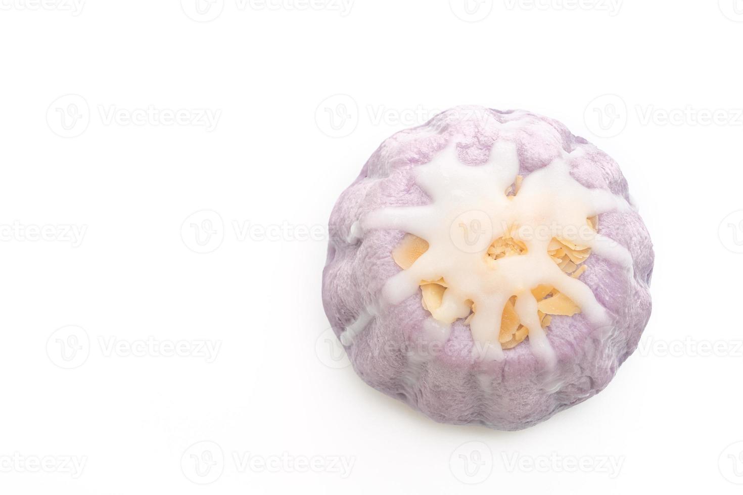 Taro-Brötchen mit weißer Zuckercreme und Nuss auf weißem Hintergrund foto