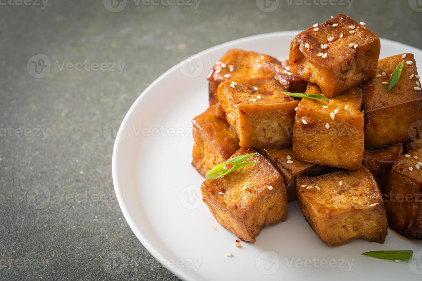 gebratener Tofu mit weißem Sesam und Teriyakisauce foto