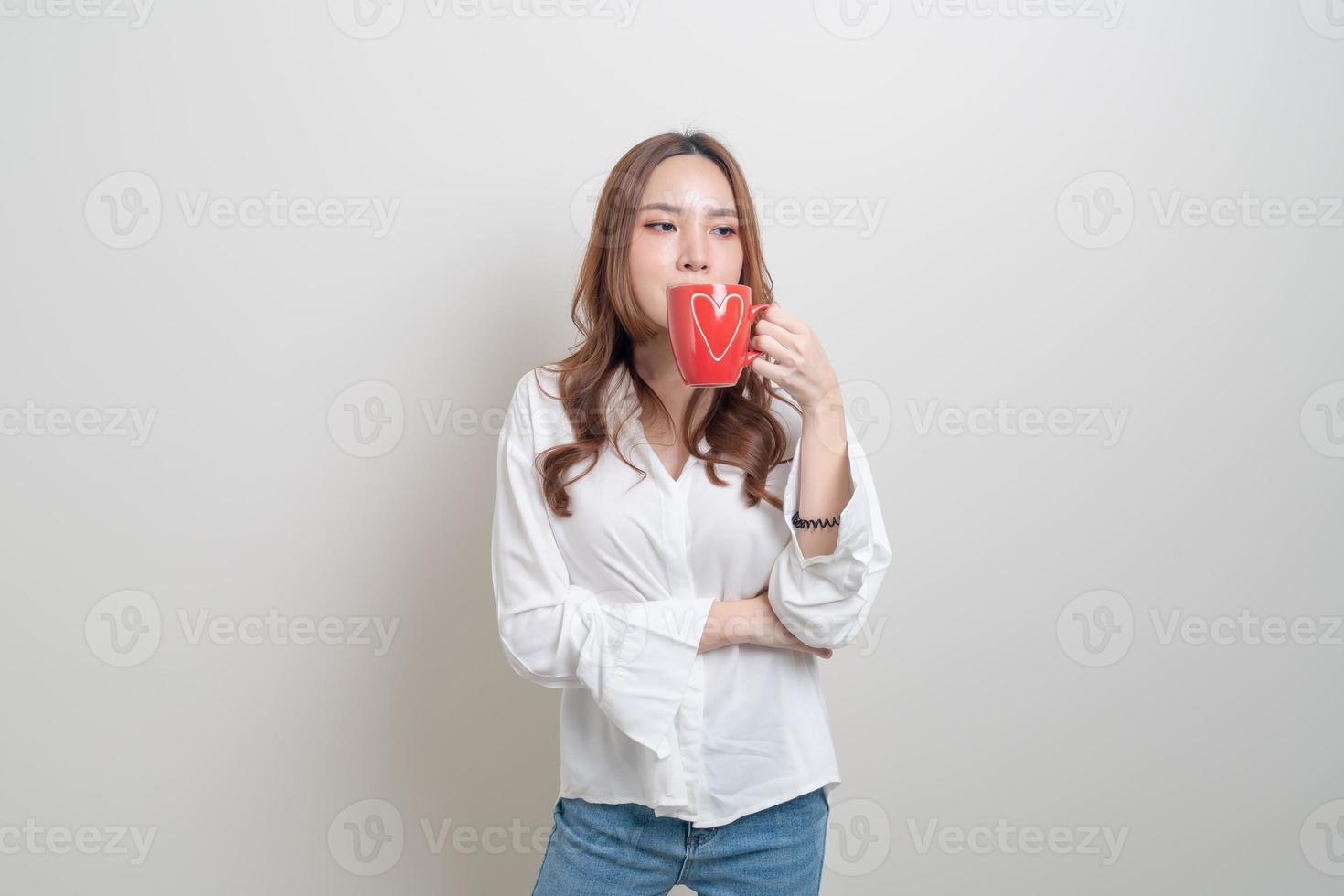 Porträt schöne asiatische Frau mit Kaffeetasse oder Tasse foto