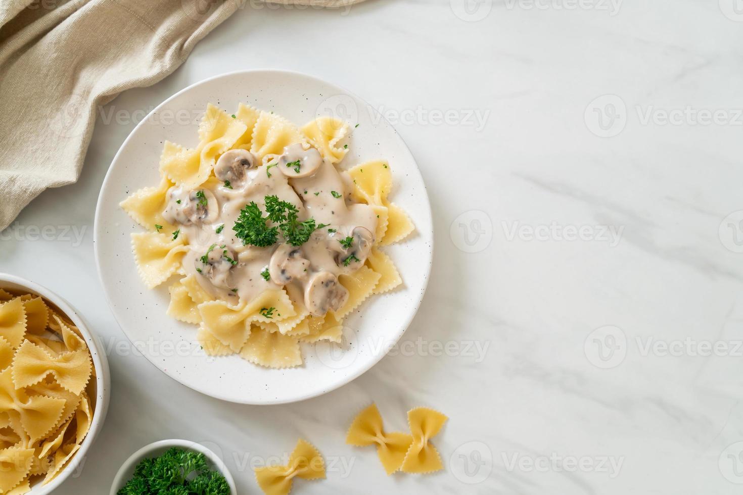 Farfalle Pasta mit Champignon weißer Sahnesauce foto