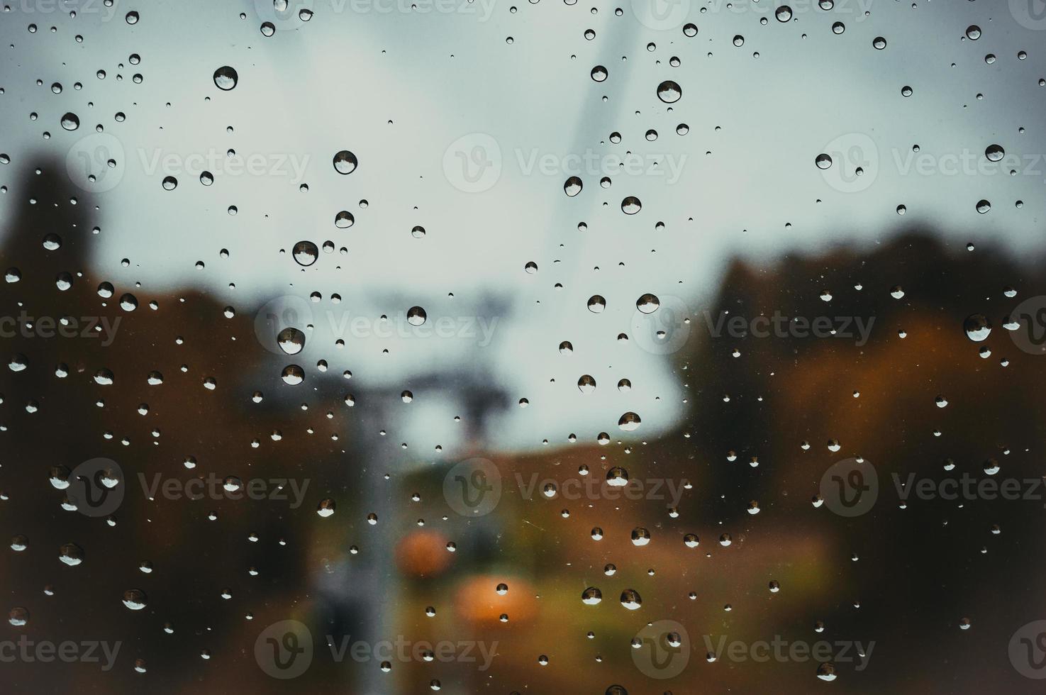 Regentropfen auf Glas foto