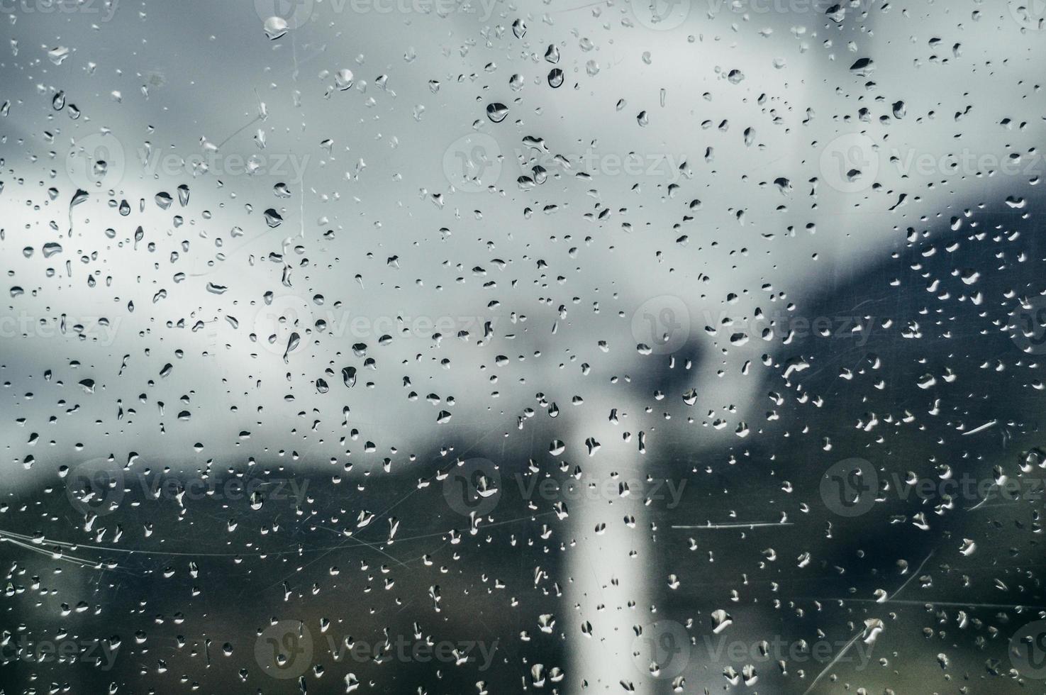Regentropfen auf Glas foto