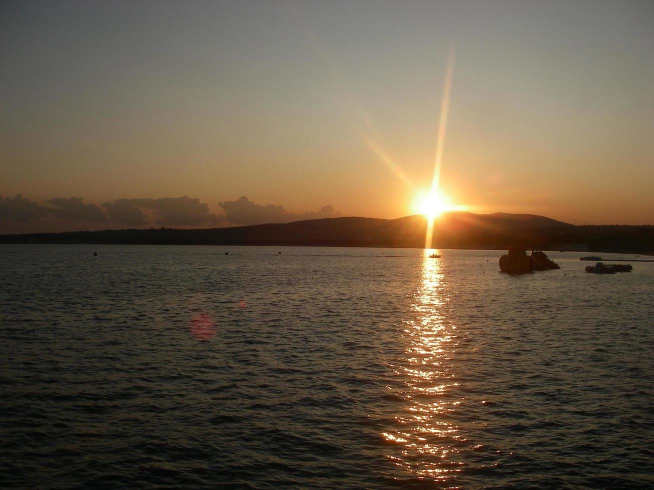 Sonnenuntergang am Meer. Vielfalt an Farben und Schattierungen der aufgehenden Sonne. Meereslandschaft. foto