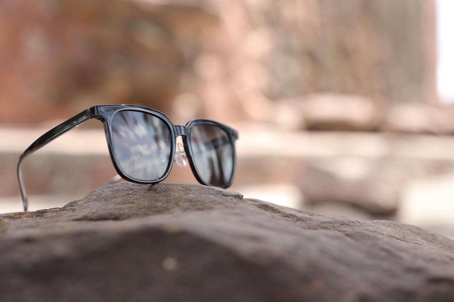 Sonnenbrille auf das Strand im Sommer- foto