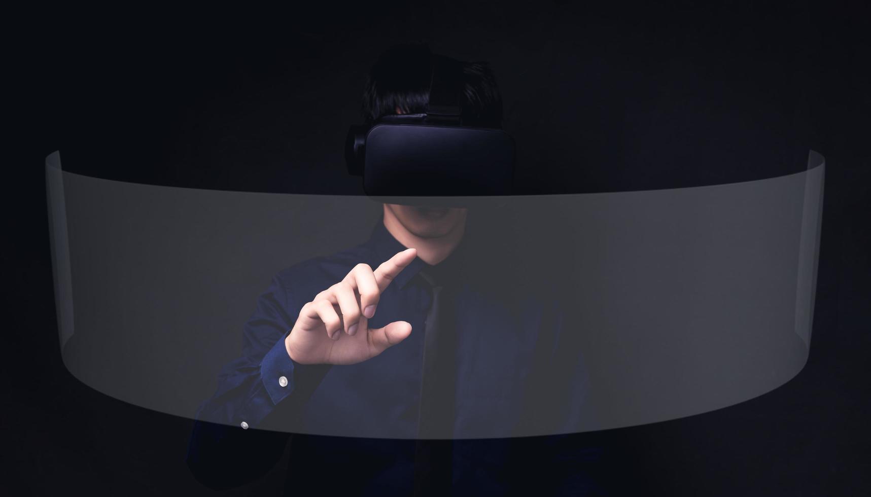 Leute, die eine VR-Brille mit einem Bildschirm tragen foto