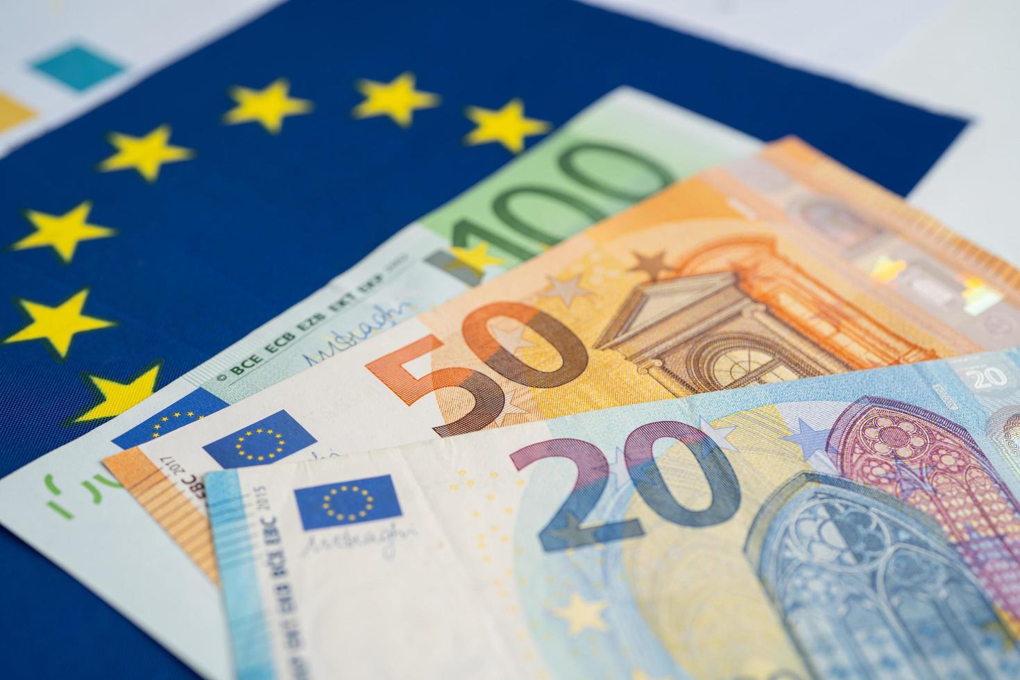 EU-Banknoten Geld auf Flagge in Europa, Geschäfts- und Finanzkonzept. foto