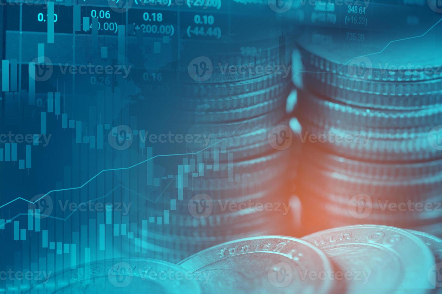 Börseninvestitionshandel mit Finanz-, Münz- und Diagrammdiagrammen oder Forex zur Analyse des Hintergrunds von Geschäftstrenddaten zur Gewinnfinanzierung. foto