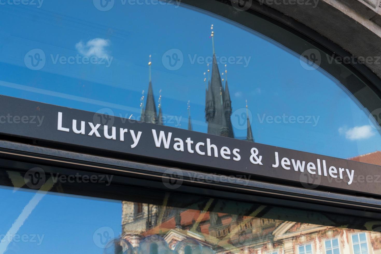 Luxusuhren und Schmuckbeschilderung vor einem Schaufenster aus Glas foto