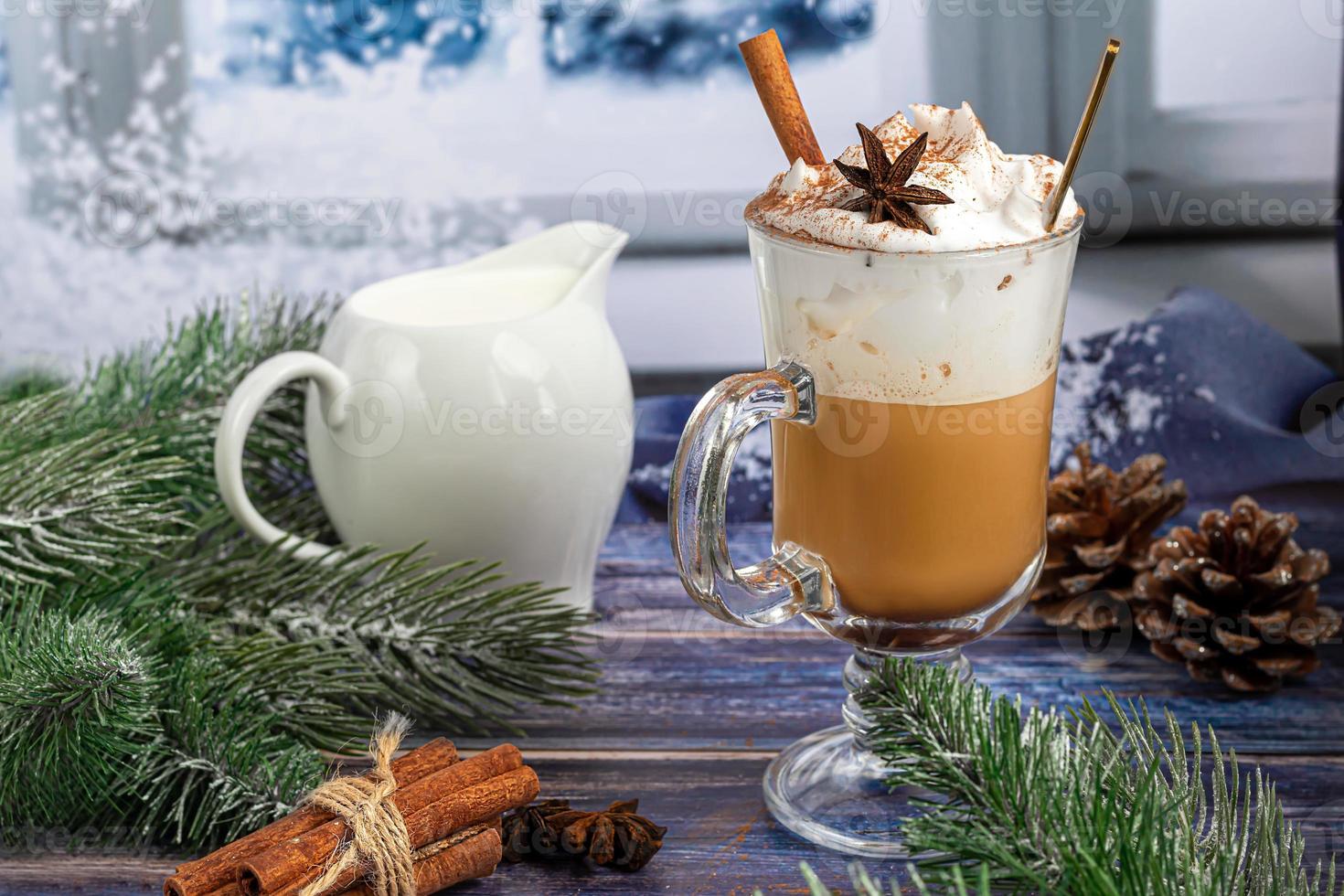 Heißer Kaffee Latte mit Zimtstangen, mit Zimt bestreut. Weihnachtsschmuck, Zweige eines Weihnachtsbaums. Urlaubskonzept neues Jahr. foto