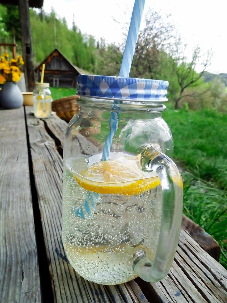 erfrischendes hausgemachtes Zitronengetränk im Garten foto