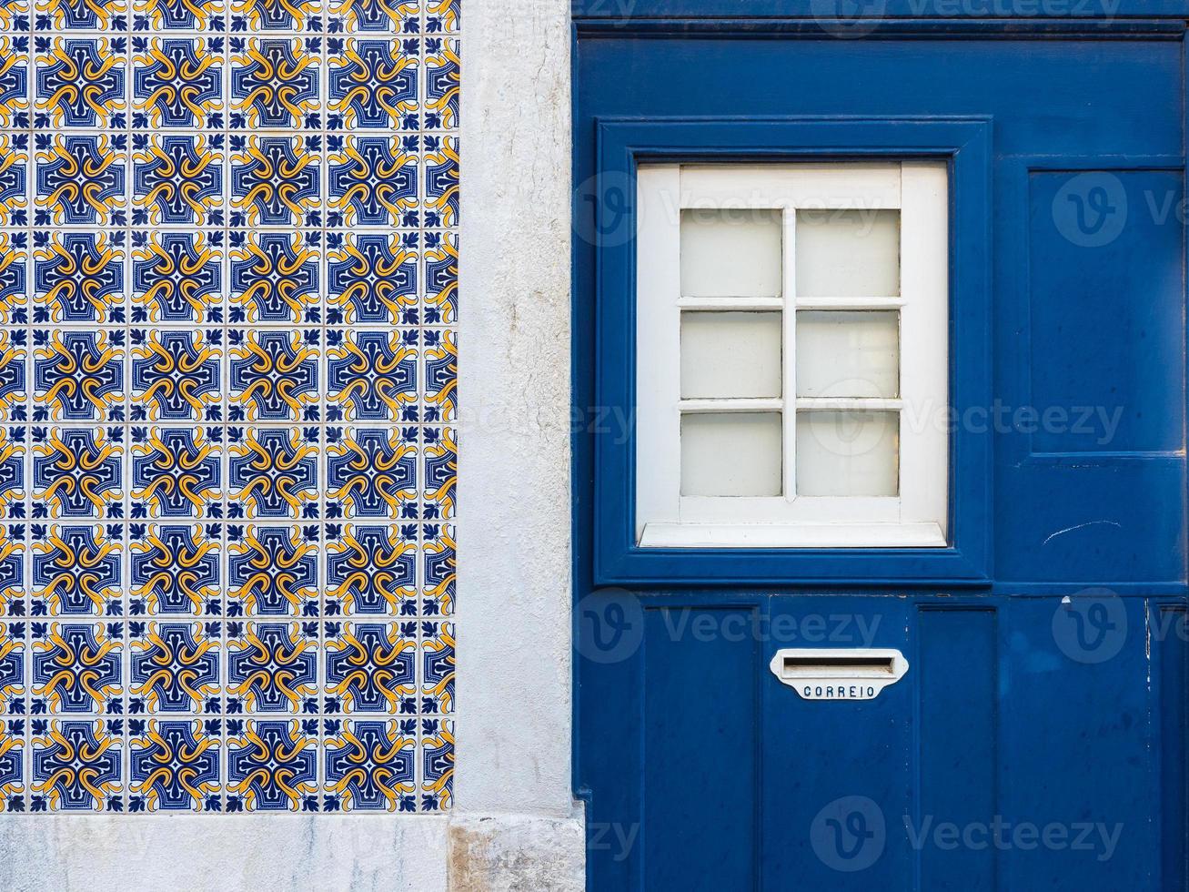 Lissabon-Hausfassade mit Azulejos-Fliesen foto