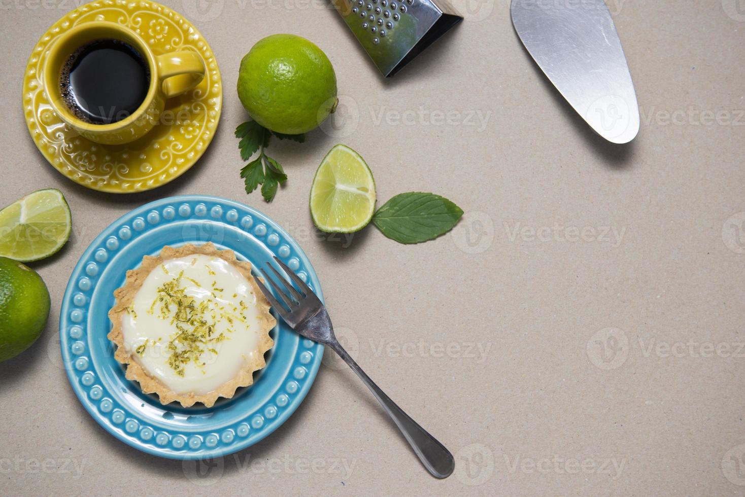 Lebensmittelkonzept hausgemachte Bio-Zitrone, Limettentörtchen. foto