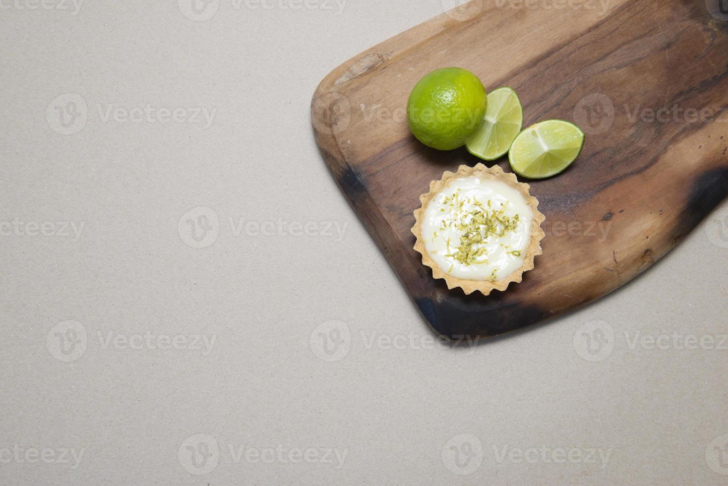 Lebensmittelkonzept hausgemachte Bio-Zitrone, Limettentörtchen. foto