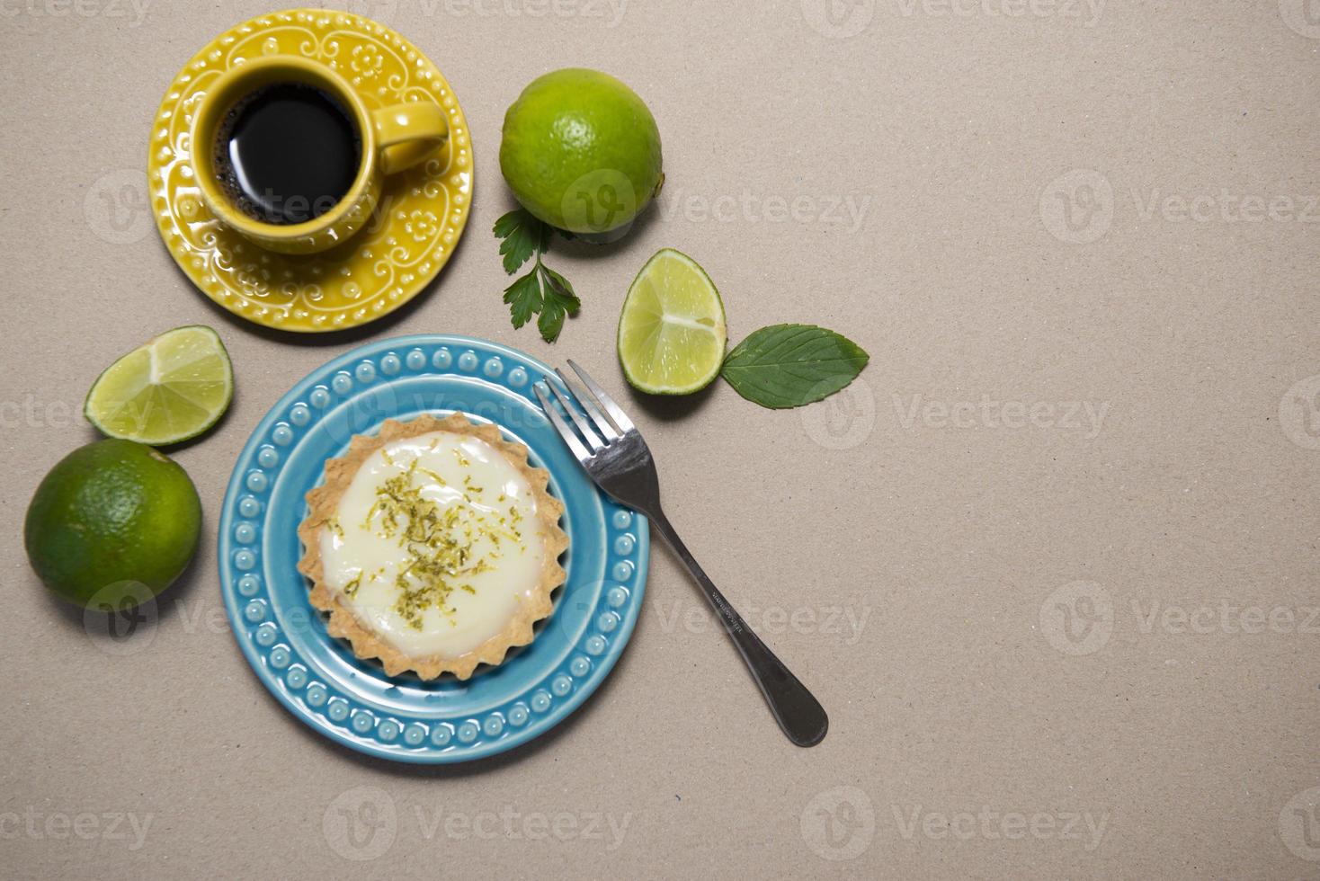 Lebensmittelkonzept hausgemachte Bio-Zitrone, Limettentörtchen. foto