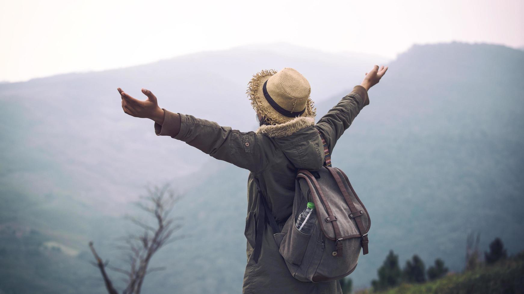 Freiheit junge Hipster-Frau, die mit Rucksack in die Berge reist foto