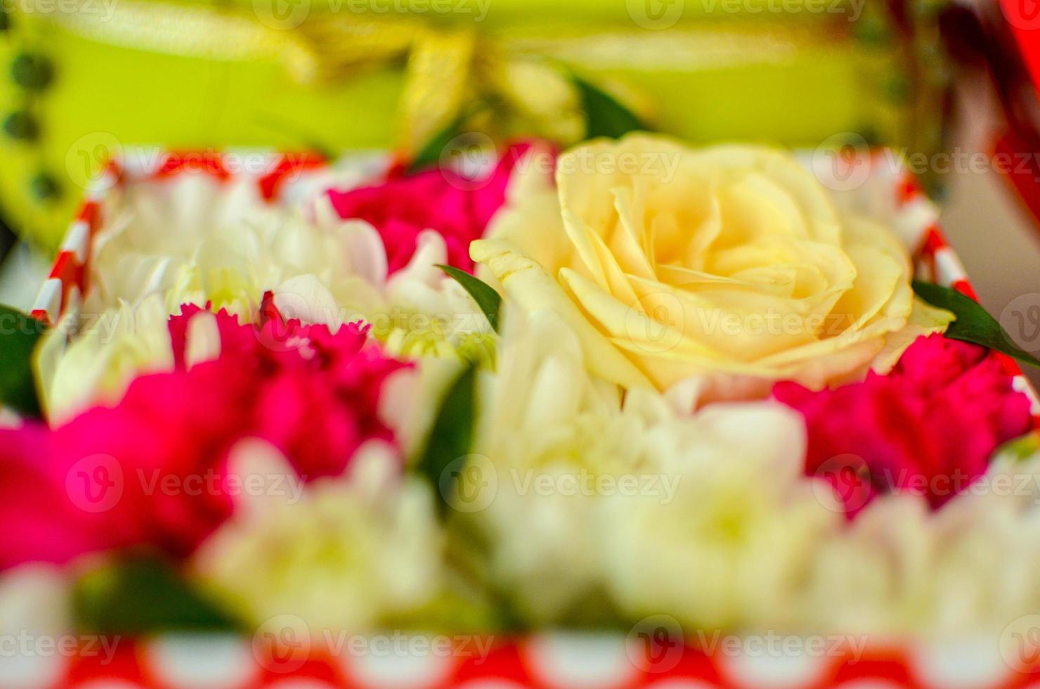 schöner Strauß gemischter Blumen aus Chrysanthemen, Nelken und Rosen foto