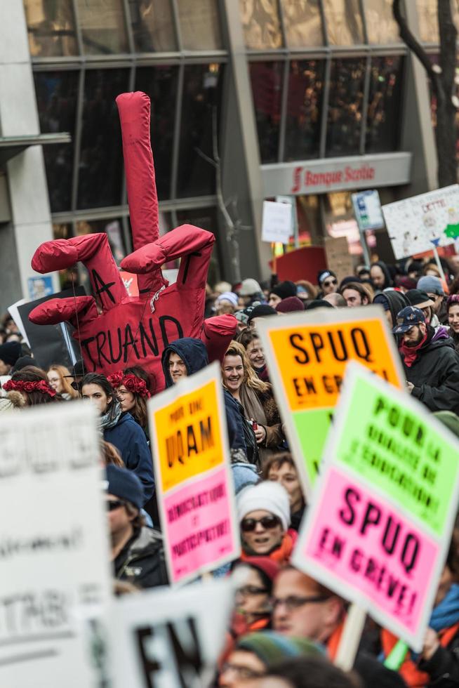 Montreal, Kanada 2. April 2015 - Demonstranten halten alle Arten von Schildern, Fahnen und Plakaten in den Straßen. foto