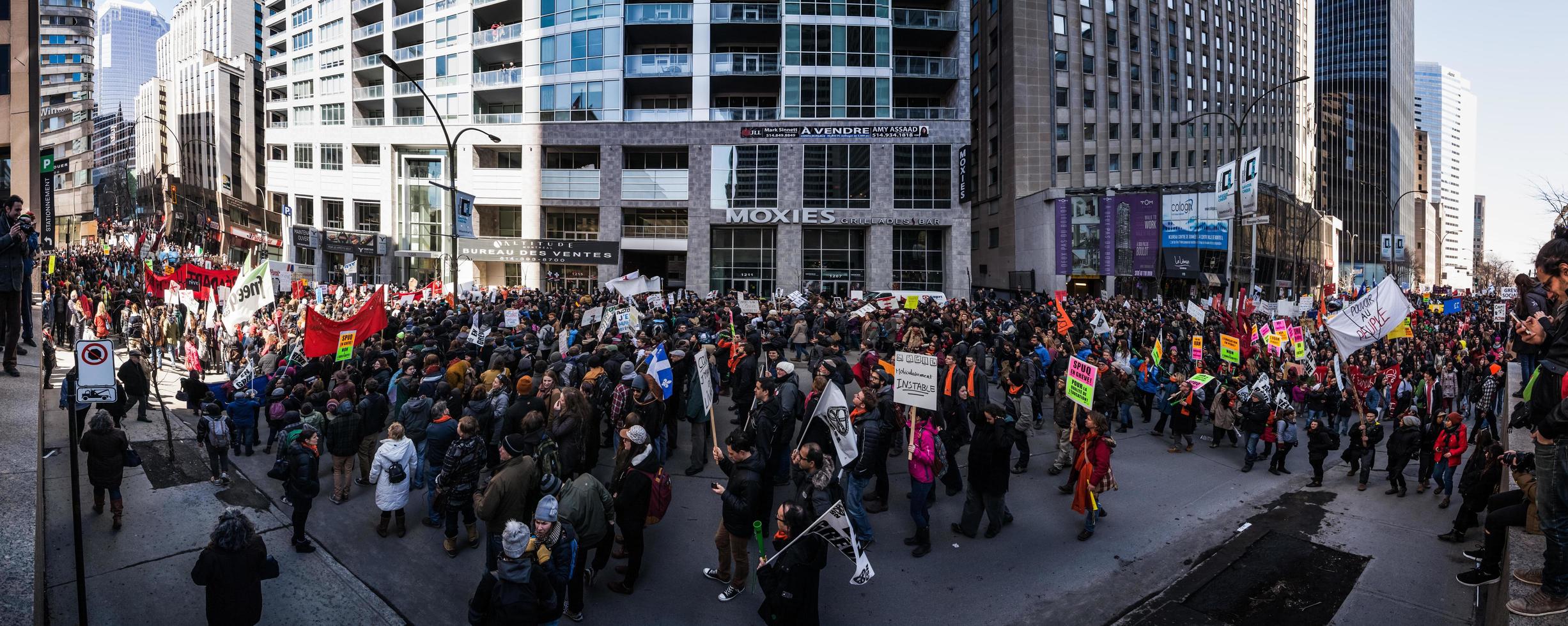 Montreal, Kanada 2. April 2015 - Panoramablick auf die Straßen voller Demonstranten foto