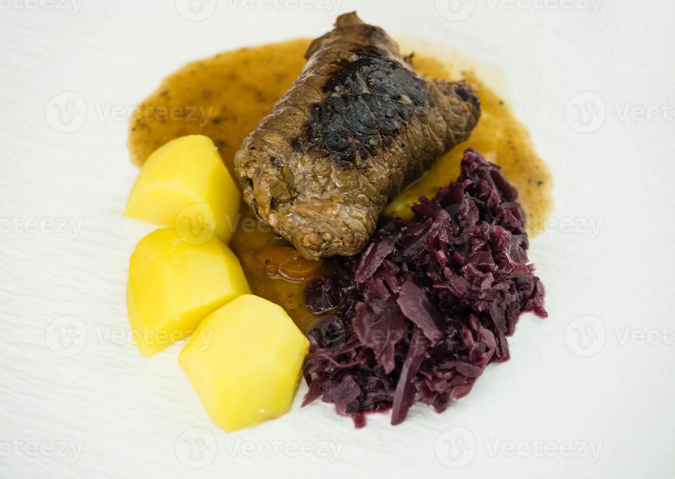 Traditionelles deutsches Essen Rinderroulade mit Rotkohl foto