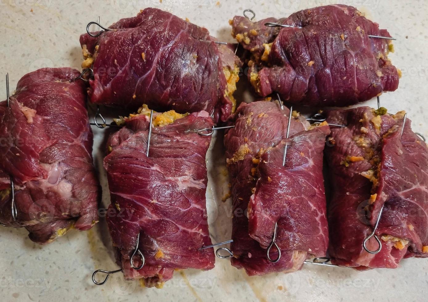 Traditionelles deutsches Essen Rinderroulade mit Rotkohl foto