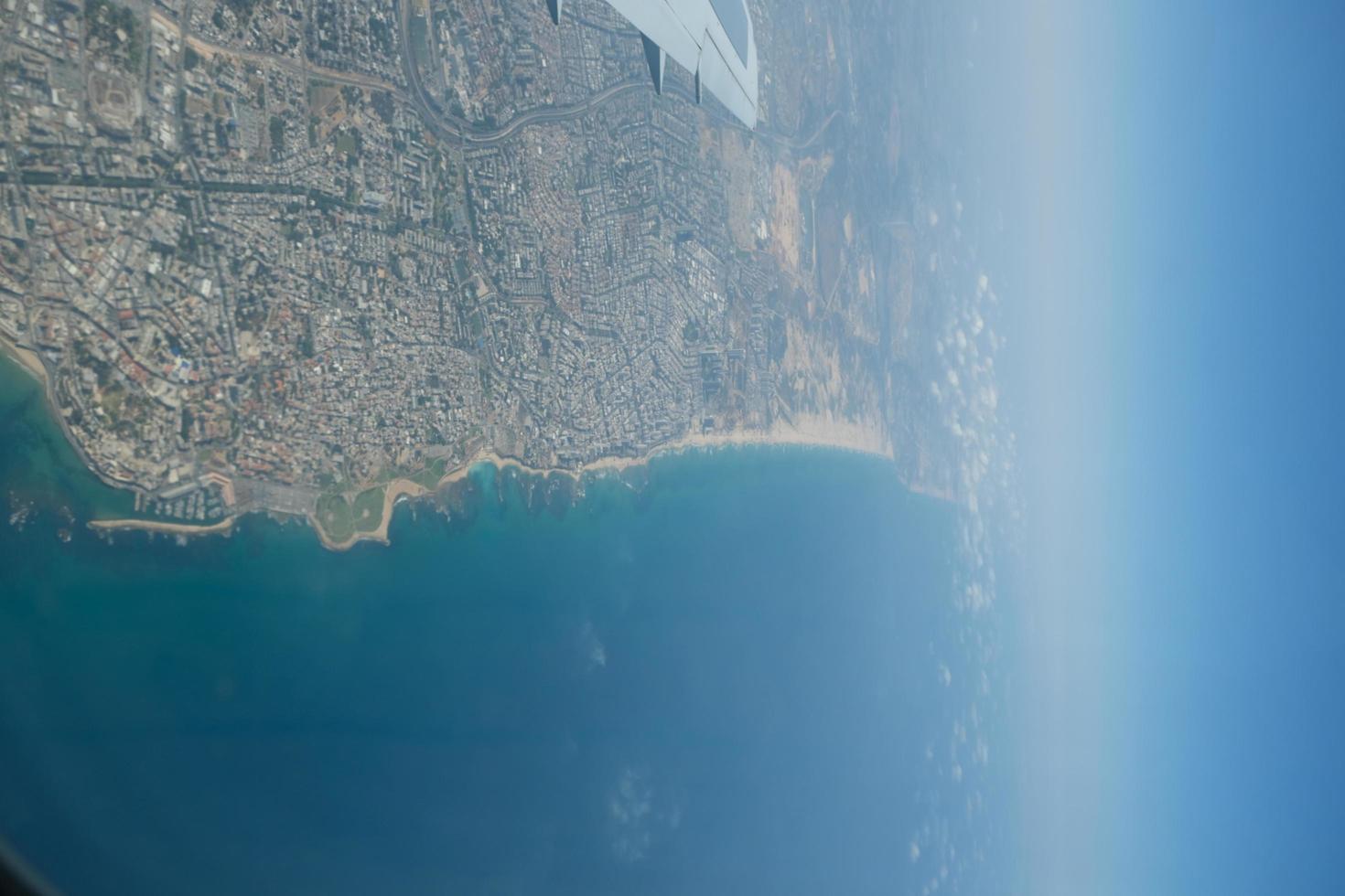 Luftaufnahme von Tel Aviv, Israel Skyline. aus dem Flug geklickt. foto