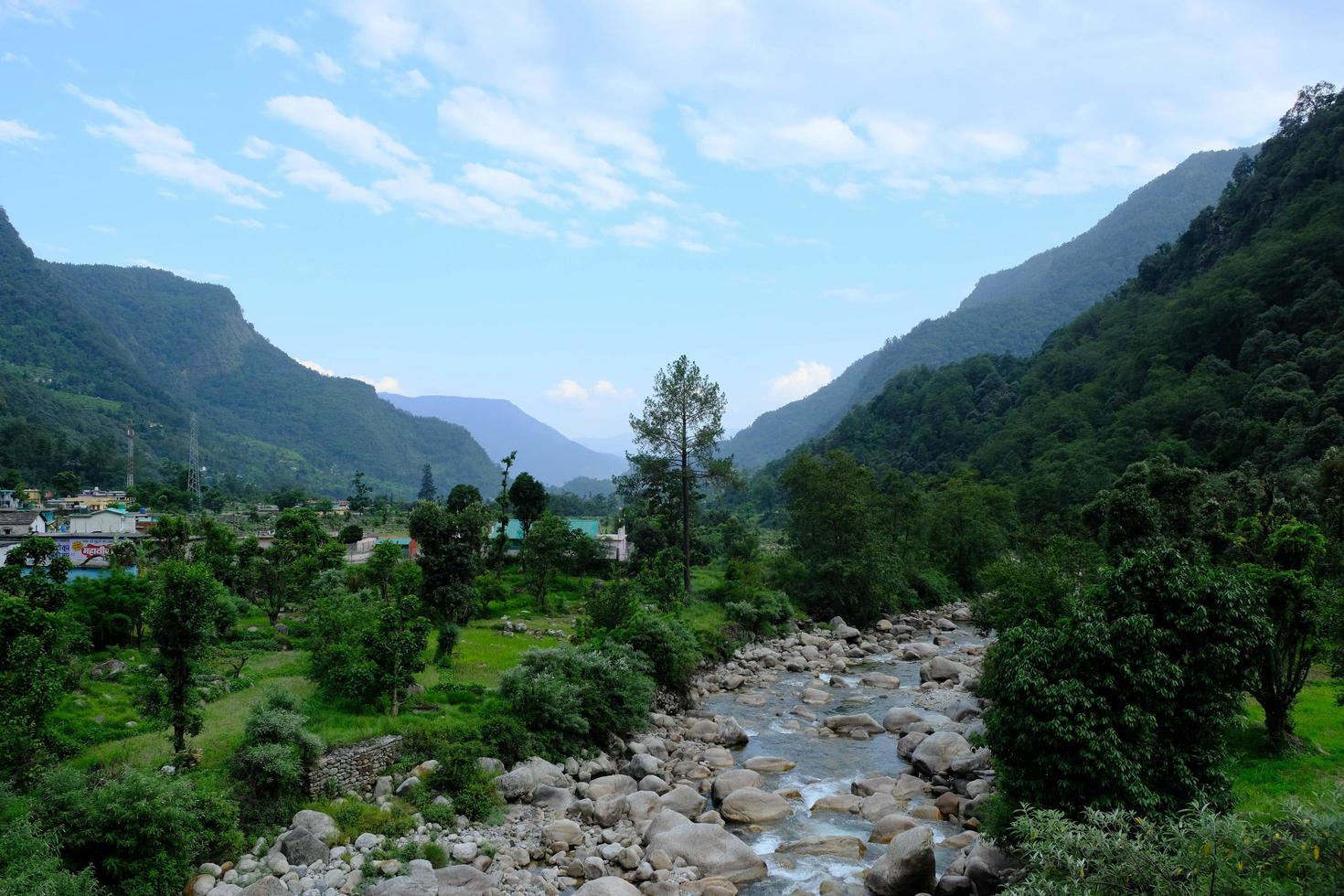 wunderschönes Himalaya-Tal und fließendes Wasser des Flusses Ganges. foto