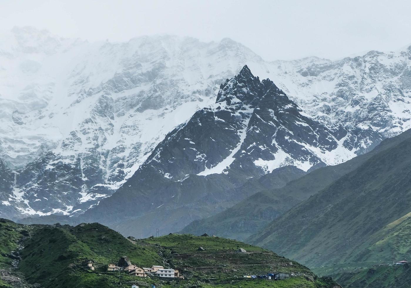schneebedeckte Gipfel des Kedar-Gebirges foto