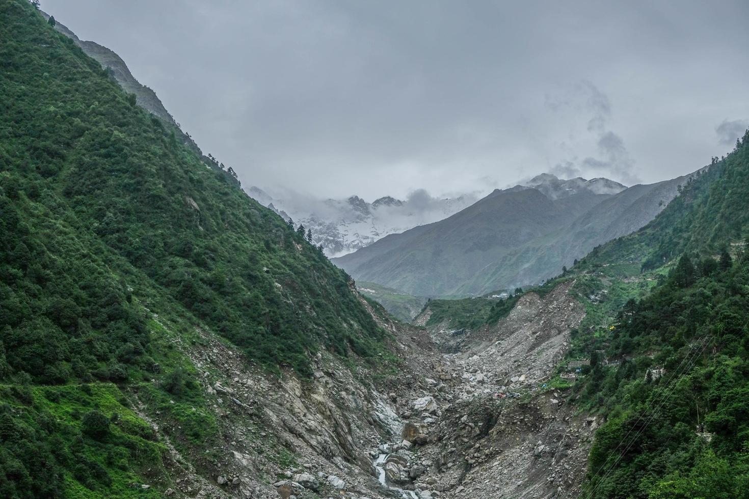 üppiges Grün bedeckter Berghang des Himalaja und Quellen des Gletscherwassers. foto