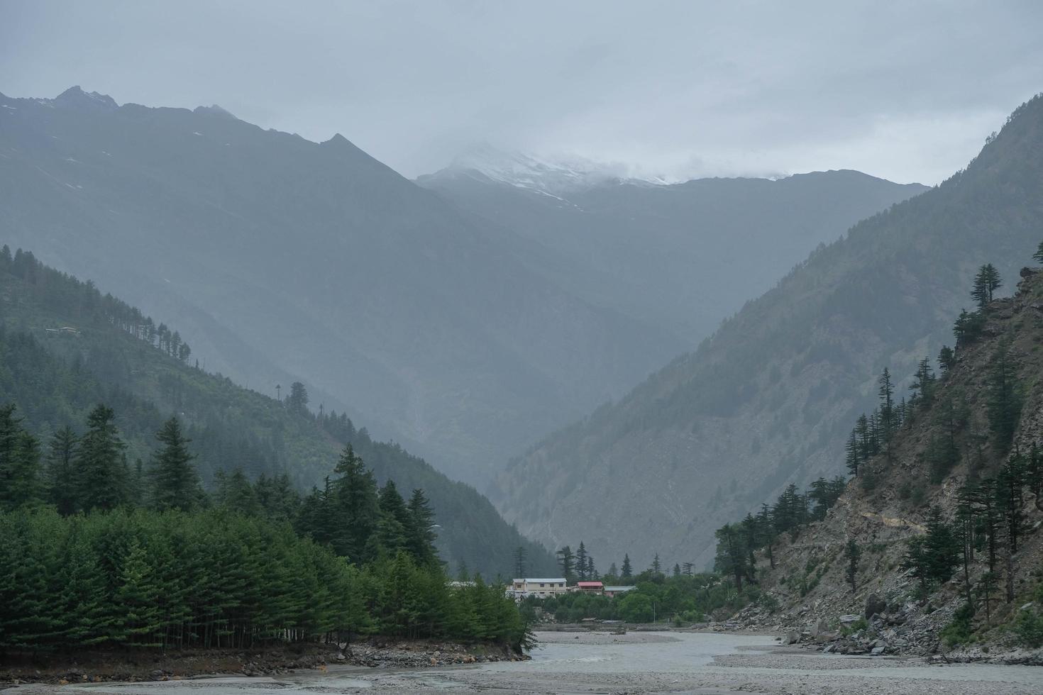 wunderschönes Himalaya-Tal und fließendes Wasser des Ganges foto