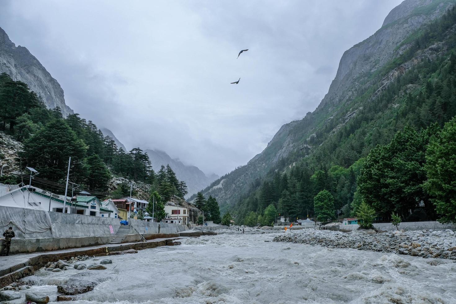 wunderschönes Himalaya-Tal und fließendes Wasser des Ganges foto