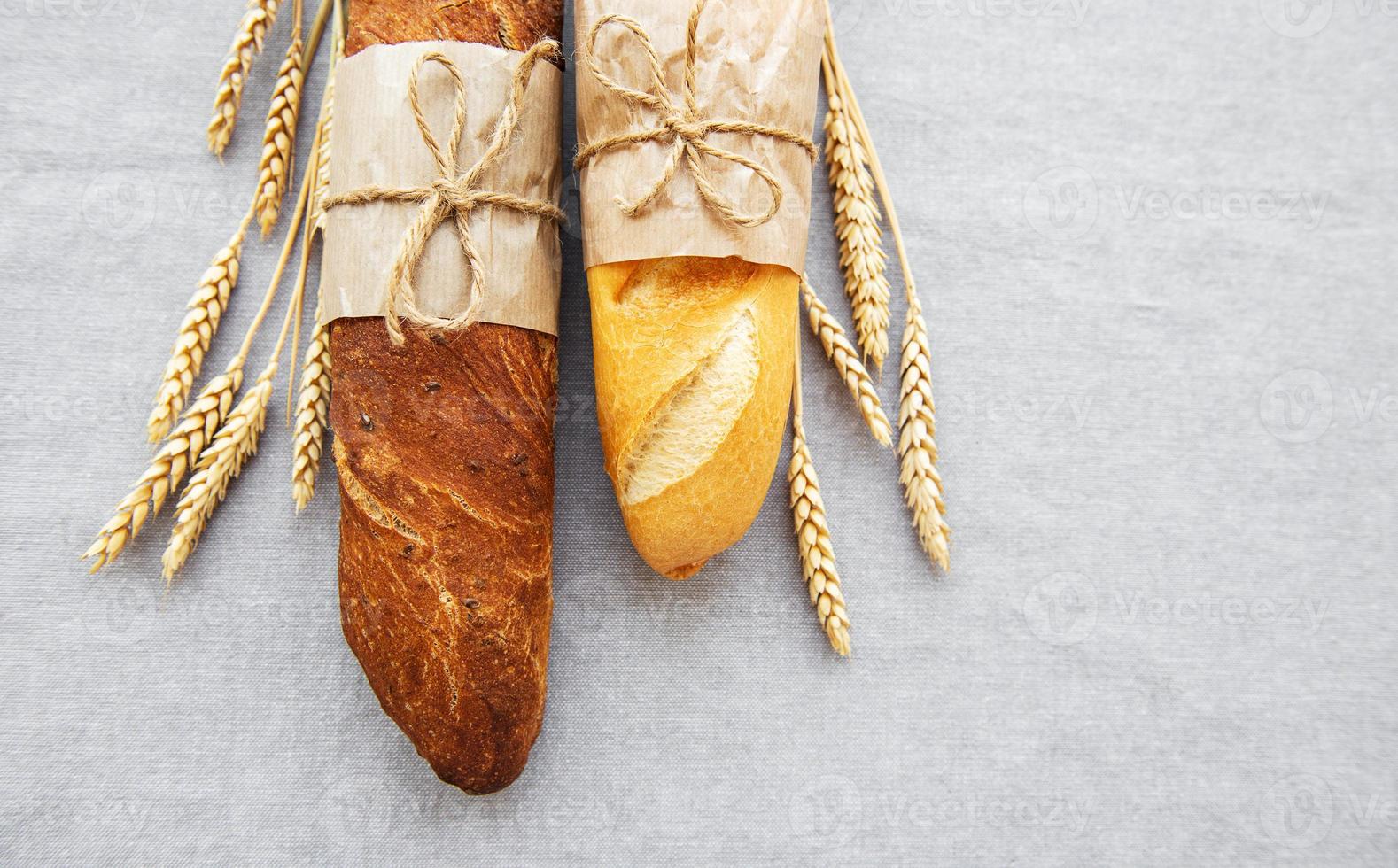 frisches Brot auf einem Tisch foto