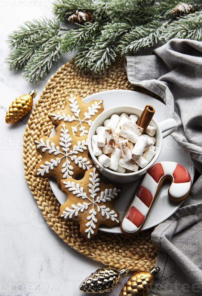 Weihnachtskakao, Lebkuchen und Dekorationen. foto