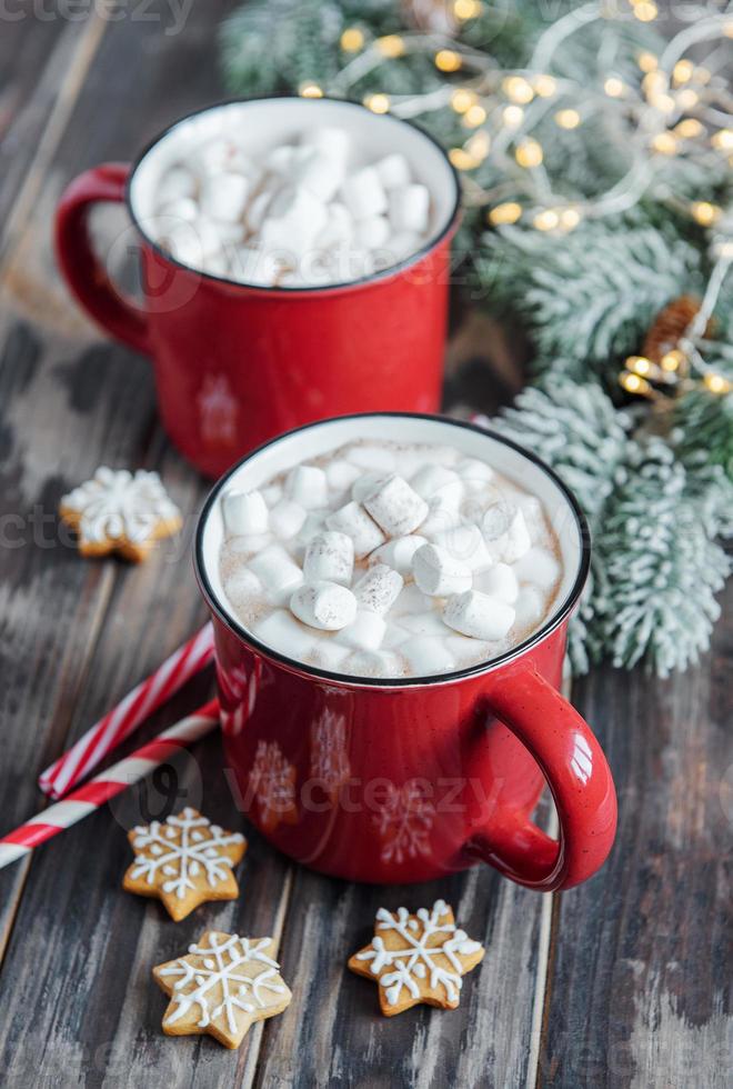 weihnachtlicher heißer kakao in der roten tasse foto