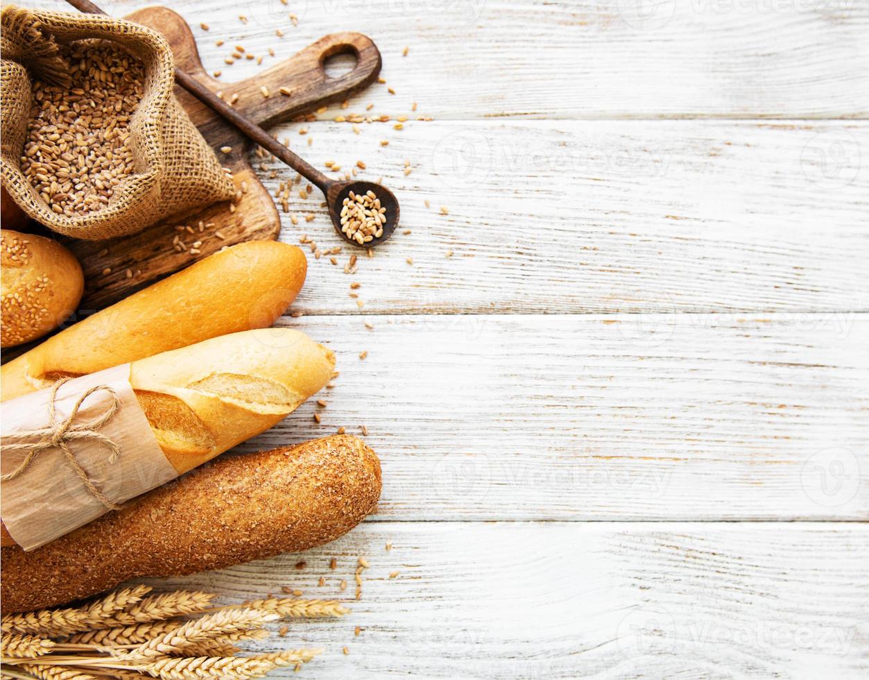 Auswahl an gebackenem Brot foto