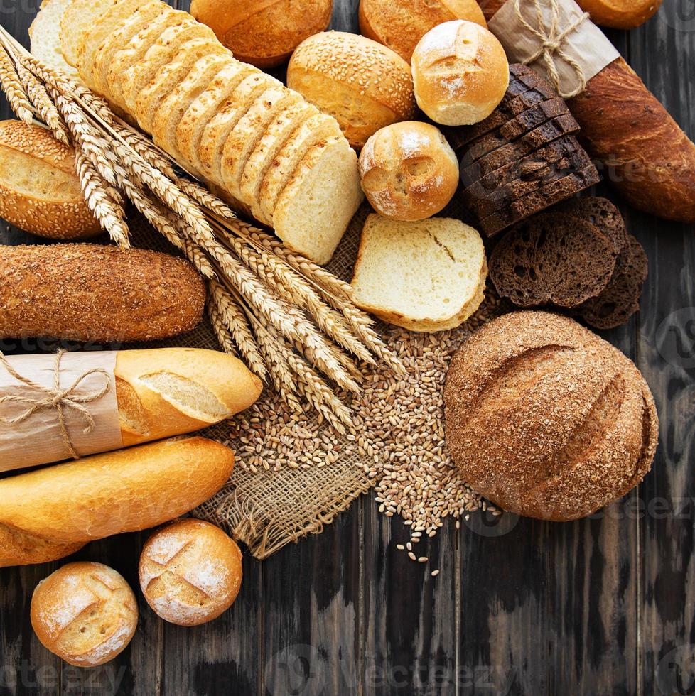 Auswahl an gebackenem Brot foto