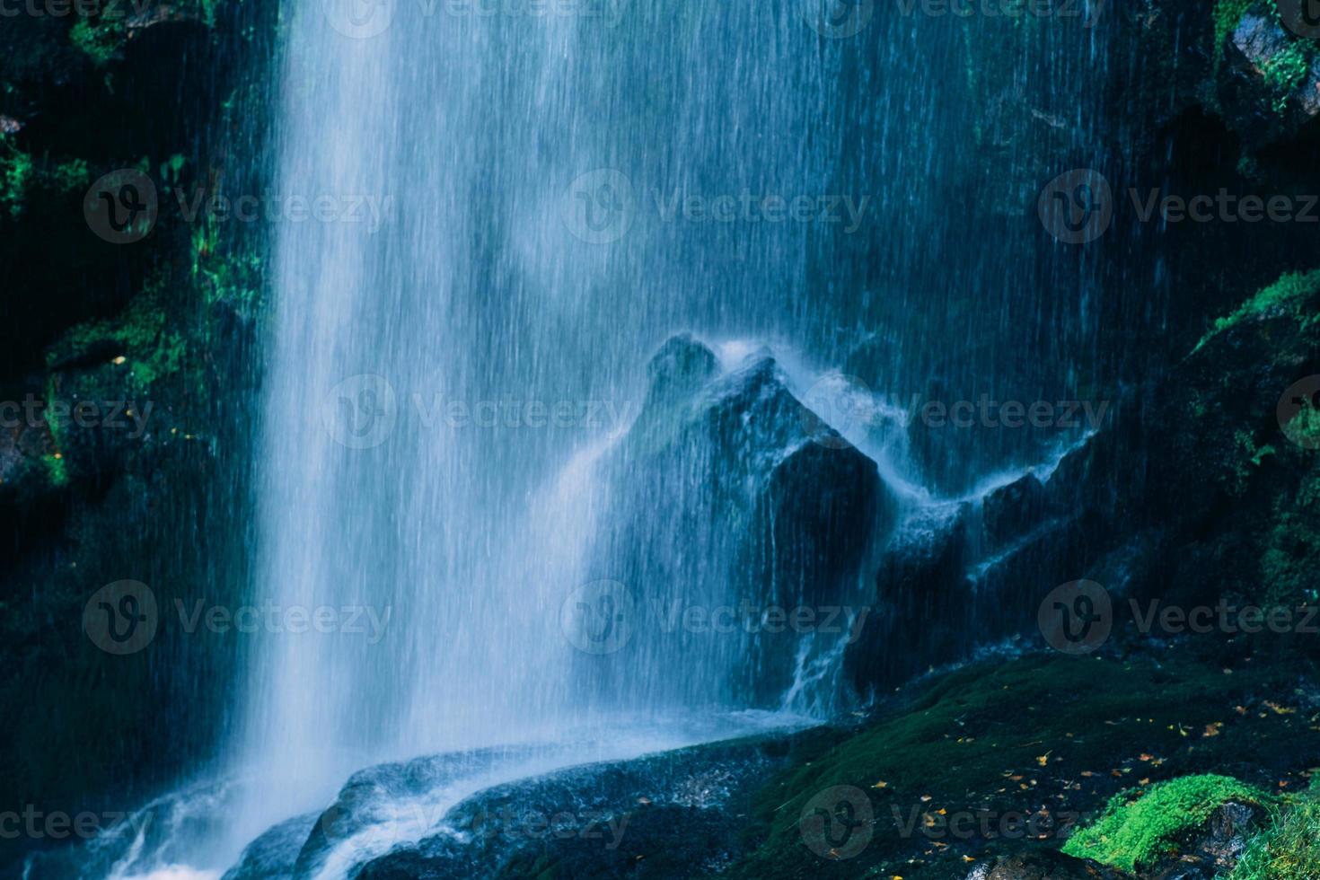 blauer wasser schöner wasserfall im grünen wald und stein im dschungel bestehen aus wasser foto