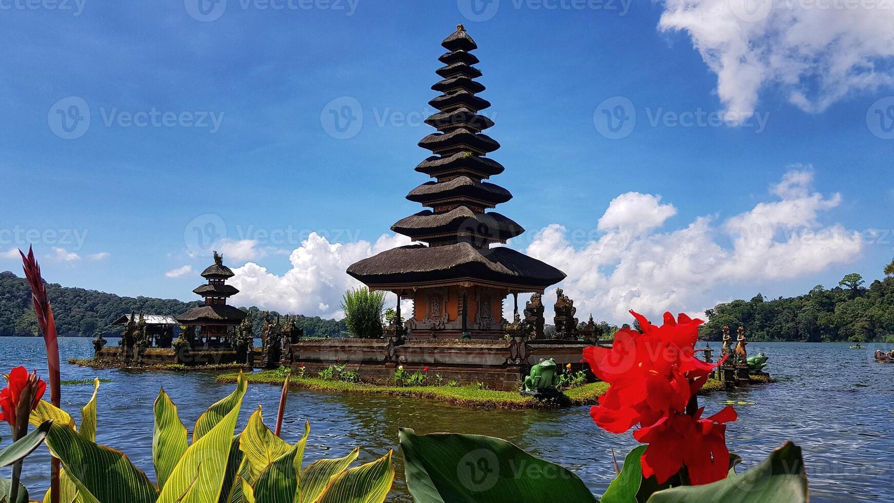 Tempel am See mit klarem Himmel foto