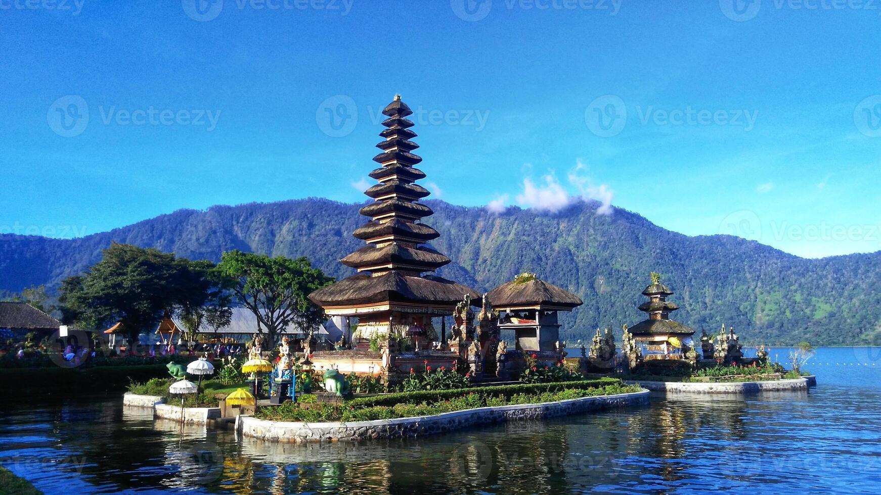 Tempel mit See- und Berghintergrund foto