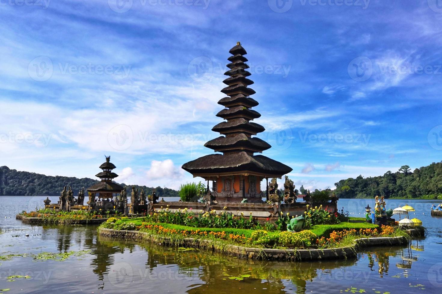 Tempel mit Seen und Hügeln und klarem Himmel foto